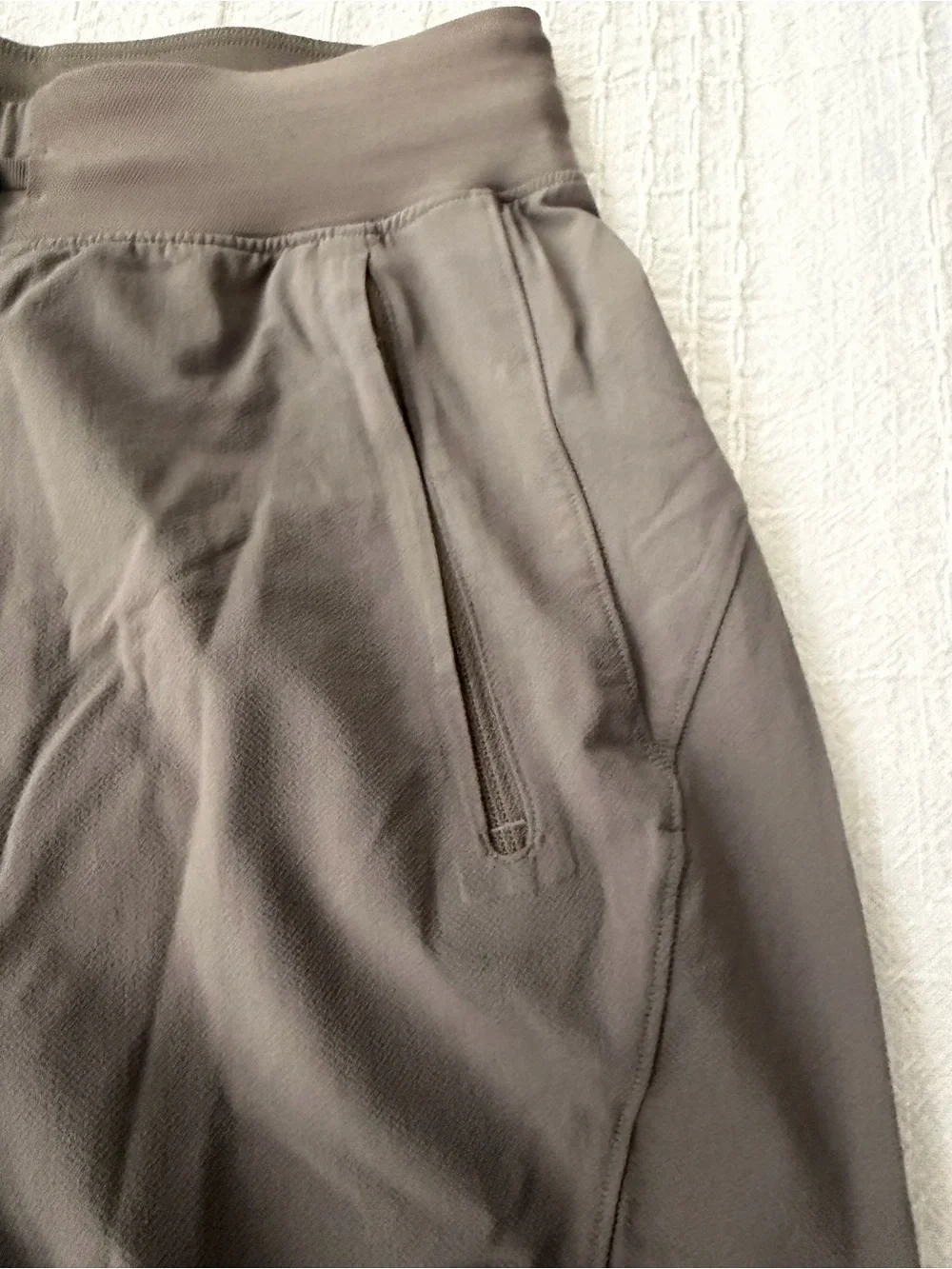 lululemon athletica women Taupe Lightweight Joggers Waist 25 Inseam 28
